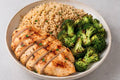 Riz complet, poulet grillé et brocoli rôti ( a faire chez soi )